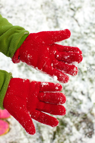 guantes rojos nevados