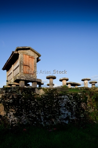 Horreos en ruinas, provincia de Ourense, Galicia
