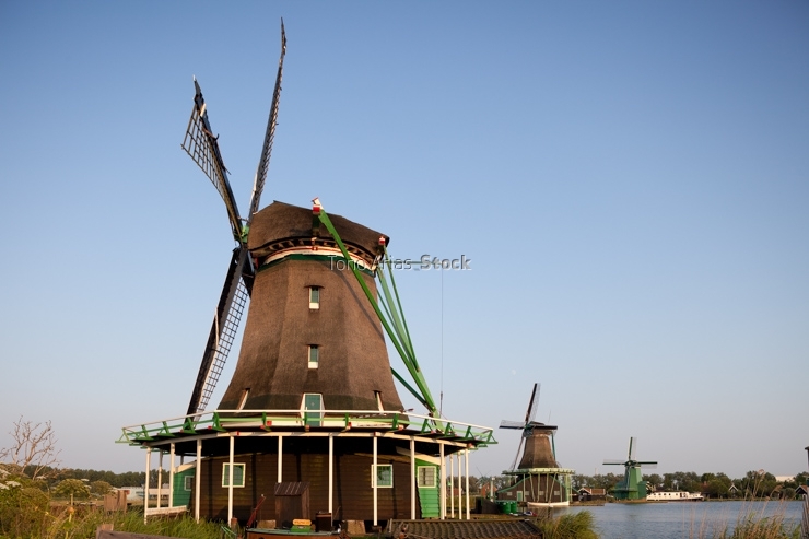 Molinos de viento tradicionales en Zaanse schans,Holanda, paises