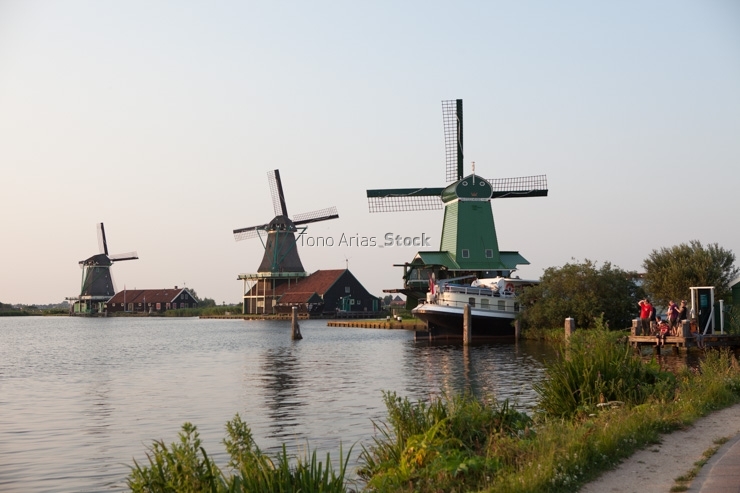 Molinos de viento tradicionales en Zaanse schans,Holanda, paises