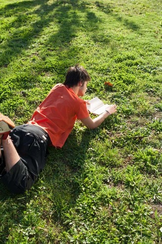 xoven lendo no parque