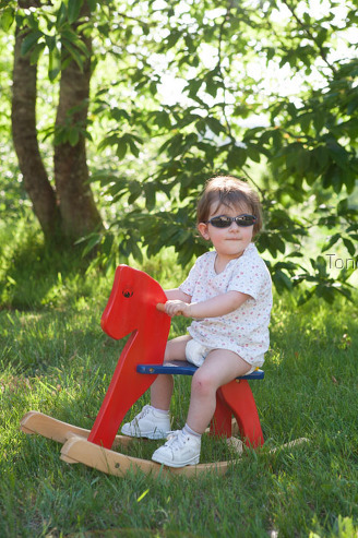 Niña en caballito