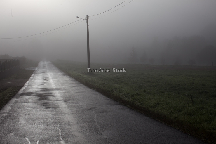 Paisaje de carretera con niebla, A Estrada , Pontevedra, Galicia