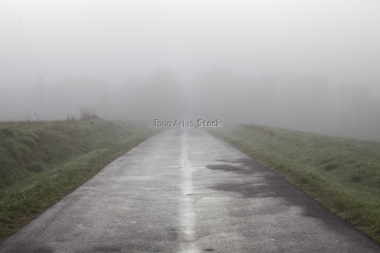 Paisaje de carretera con niebla, A Estrada , Pontevedra, Galicia