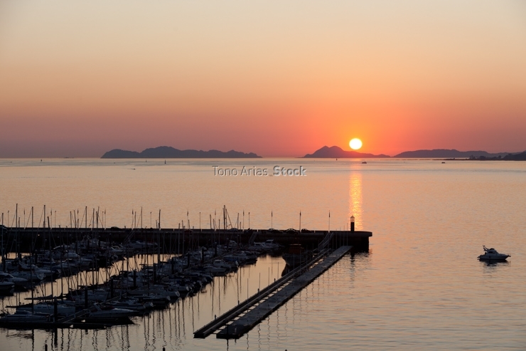 Posta de Sol sobre as Illas Cíes, ría de Vigo, Galicia