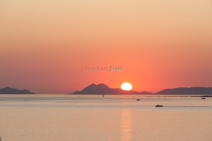 Posta de Sol sobre as Illas Cíes, ría de Vigo, Galicia